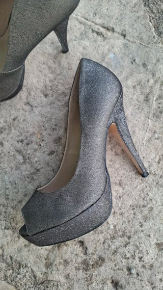 Zapatos de tacón plateados metalizados