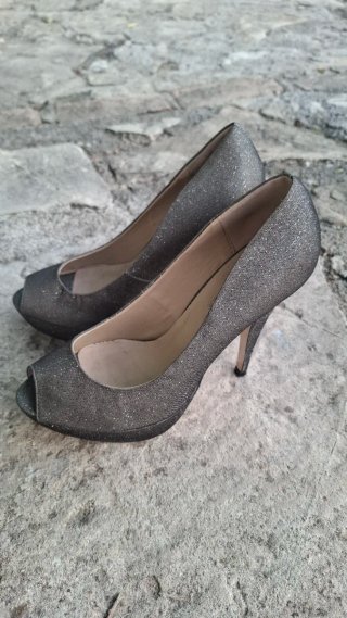 Zapatos de tacón plateados metalizados