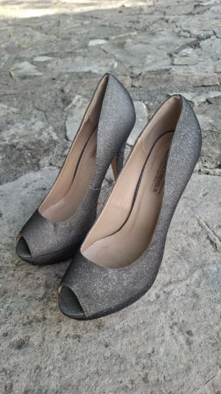 Zapatos de tacón plateados metalizados