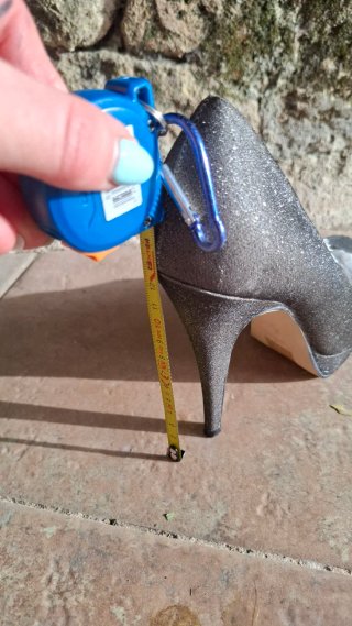 Zapatos de tacón plateados metalizados