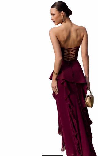 Vestido de fiesta largo con volantes