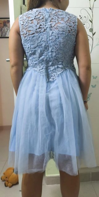 Vestido azul de encaje y tul