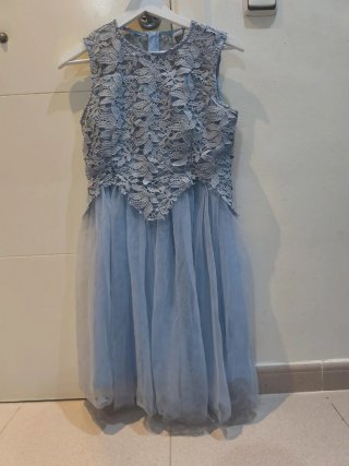 Vestido azul de encaje y tul
