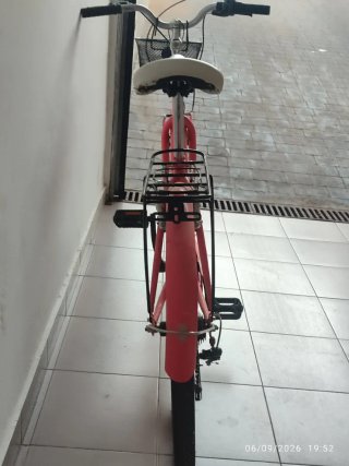 Bicicleta paseo rosa con cesta y marchas