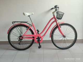 Bicicleta paseo rosa con cesta y marchas