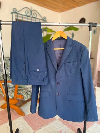 Traje azul de chaqueta y pantalón