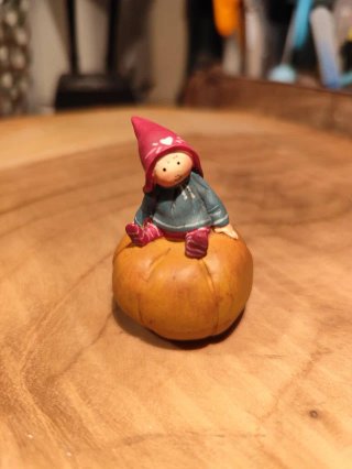 Figura gnomo/ángel en calabaza