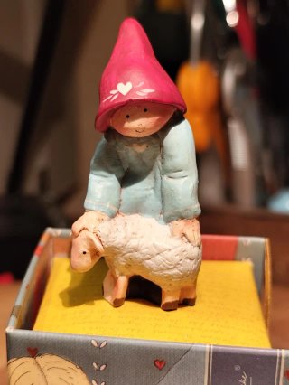Figura gnomo/ángel en calabaza