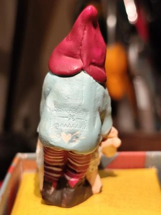 Figura gnomo/ángel en calabaza