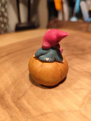 Figura gnomo/ángel en calabaza