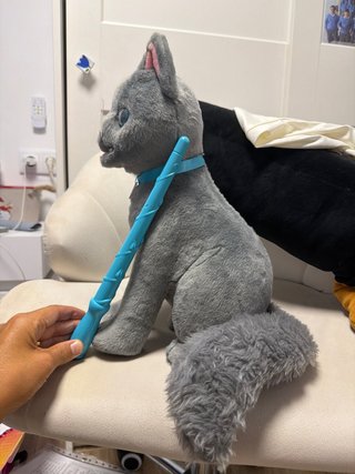 Peluche gato gris con collar azul