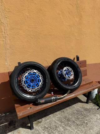 Llantas Supermotard con Discos y Escape