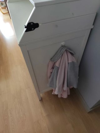 Cómoda blanca de madera