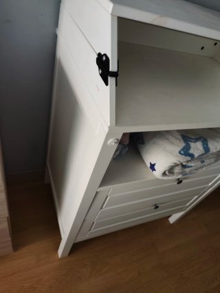 Cómoda blanca de madera