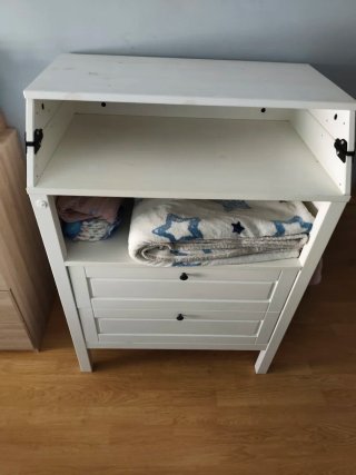 Cómoda blanca de madera