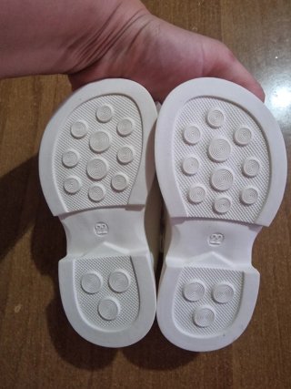 Zapatos niña blancos con perlas y lazo