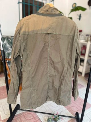 Chaqueta verde militar con bolsillos