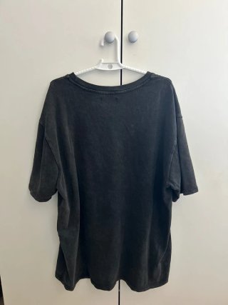 Camiseta Oversized Primark diseño desgastado gris
