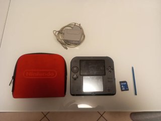 Nintendo 2DS Nera con Custodia Rossa