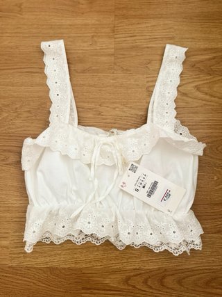 Top blanco Zara bordado S/36