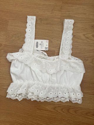 Top blanco Zara bordado S/36