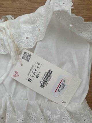 Top blanco Zara bordado S/36