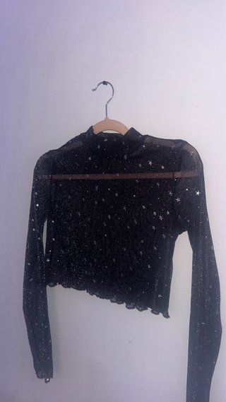 Top negro brillante con estrellas