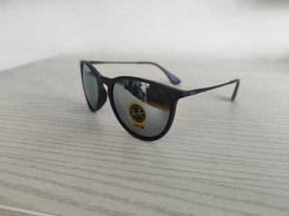 Gafas de sol negras y plateadas