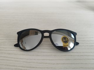 Gafas de sol negras y plateadas