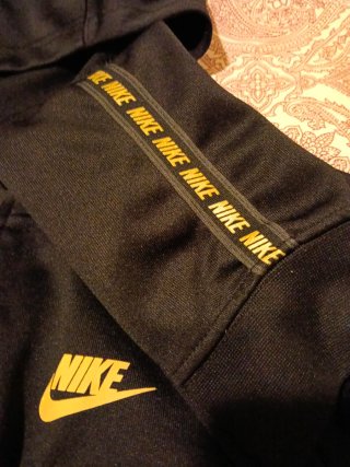 Chaqueta Nike Negra y logo y letras Dorados
