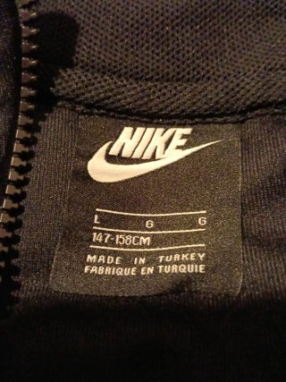 Chaqueta Nike Negra y logo y letras Dorados