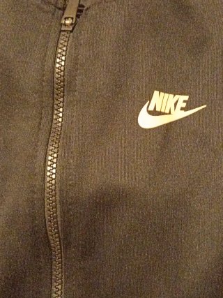 Chaqueta Nike Negra y logo y letras Dorados