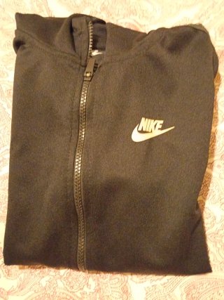 Chaqueta Nike Negra y logo y letras Dorados