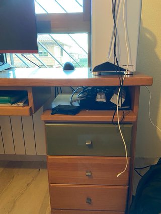 Escritorio y baúl de madera