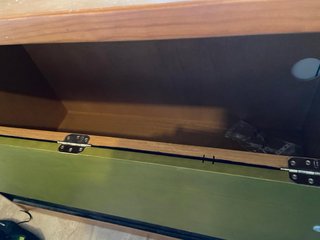 Escritorio y baúl de madera