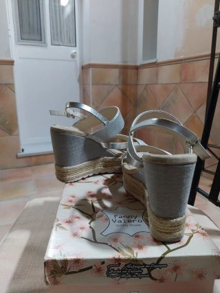 Sandalias cuña Fanny Valero plateadas