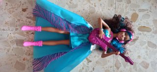 Barbie Erika Rock n'Royals Guitarra y Auriculares