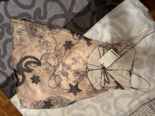 Vestido corto estampado beige y negro