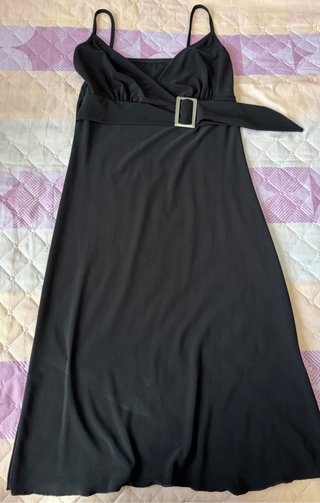 Vestido negro con cinturón plateado