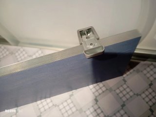Estantería azul y plateada con herrajes