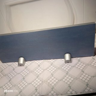 Estantería azul y plateada con herrajes