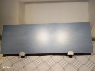 Estantería azul y plateada con herrajes
