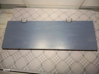 Estantería azul y plateada con herrajes