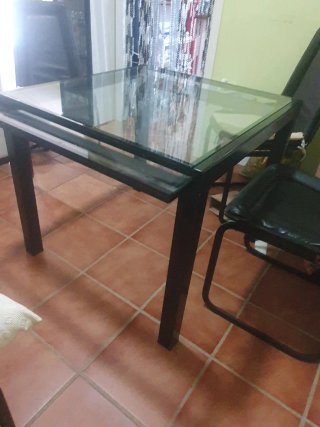 Tavolo da pranzo in vetro e 4 sedie nere