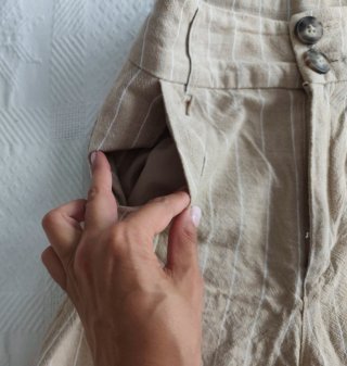 Pantalón corto beige con rayas