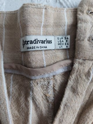 Pantalón corto beige con rayas