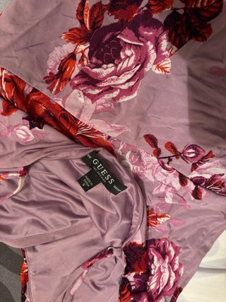 Vestido Guess floral morado y rojo