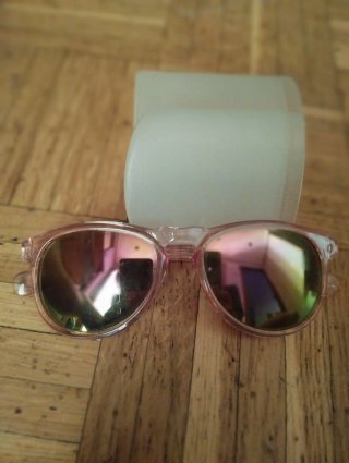 Gafas de sol rosas con funda
