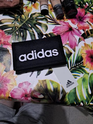 Portafoglio Adidas con chiusura a strappo.