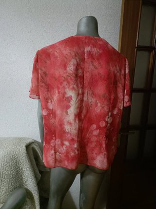 Blusa roja con manchas blancas